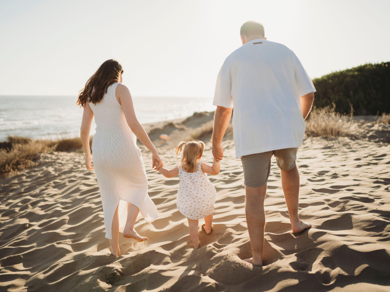 Una familia da un paseo por la playa