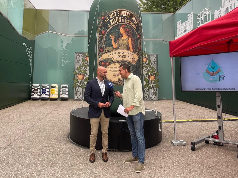 Jesús Martínez Salvador, frente al pabellón del Ayuntamiento de Gijón en la Feria