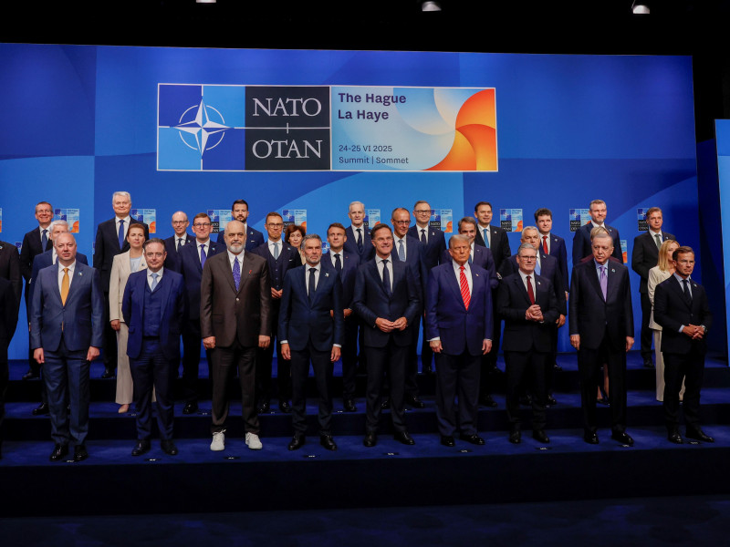 LA HAYA, 25/06/2025.- Foto de familia de los líderes asistentes a la cumbre de la OTAN que se celebra este miércoles en La Haya, Países Bajos. EFE/ J.J. Guillén