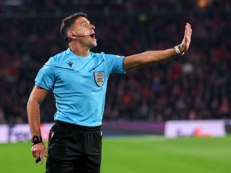 El árbitro Jesús Gil Manzano grita y gesticula durante el partido de ida de los octavos de final de la UEFA Champions League 2024/25 entre el PSV y el Arsenal FC