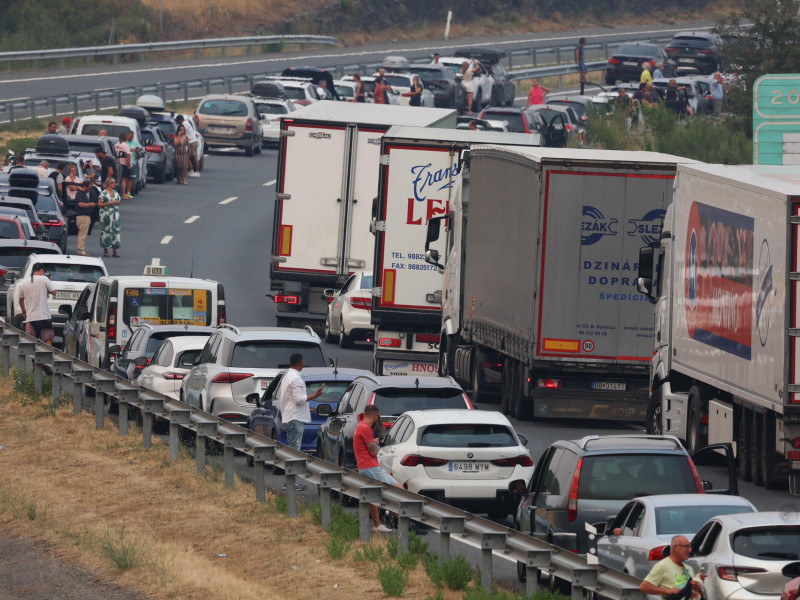 Carretera cortada por las llamas del incendio de A Gudiña (Ourense), este jueves