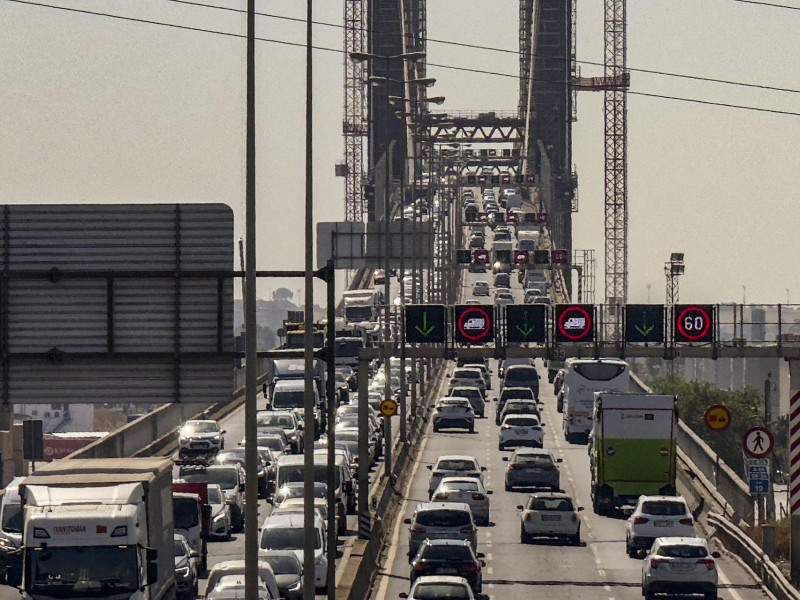 Tráfico denso en la S30 de Sevilla este jueves, día en que comienza la segunda fase de la operación salida del mes de agosto