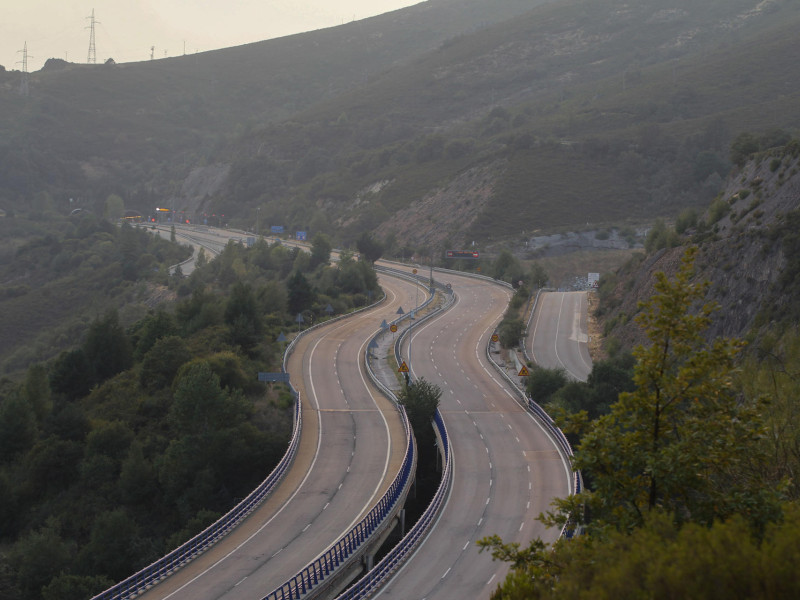El incendio procedente de Ourense a punto de llegar a Castromil (Zamora), corta la A-52 y la N-525 en el límite de las dos provincias