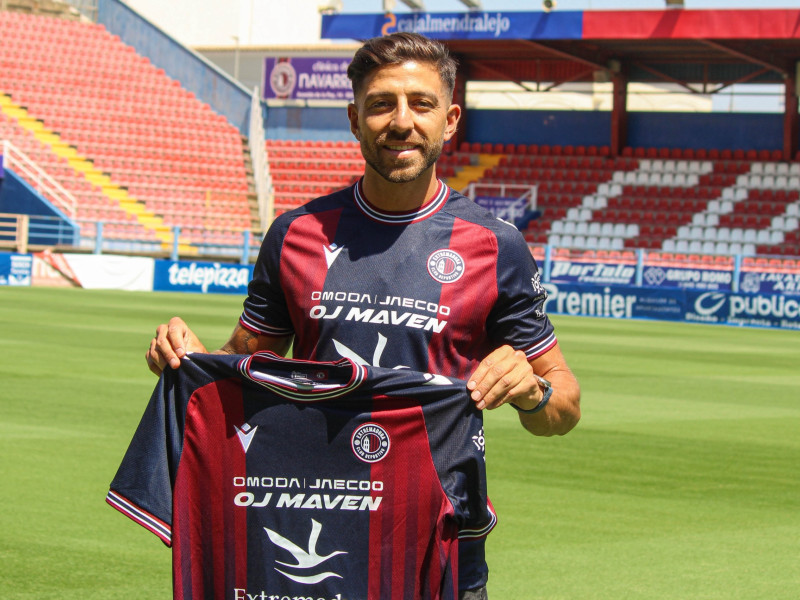 Zarfino, posando con la camiseta del CD Extremadura