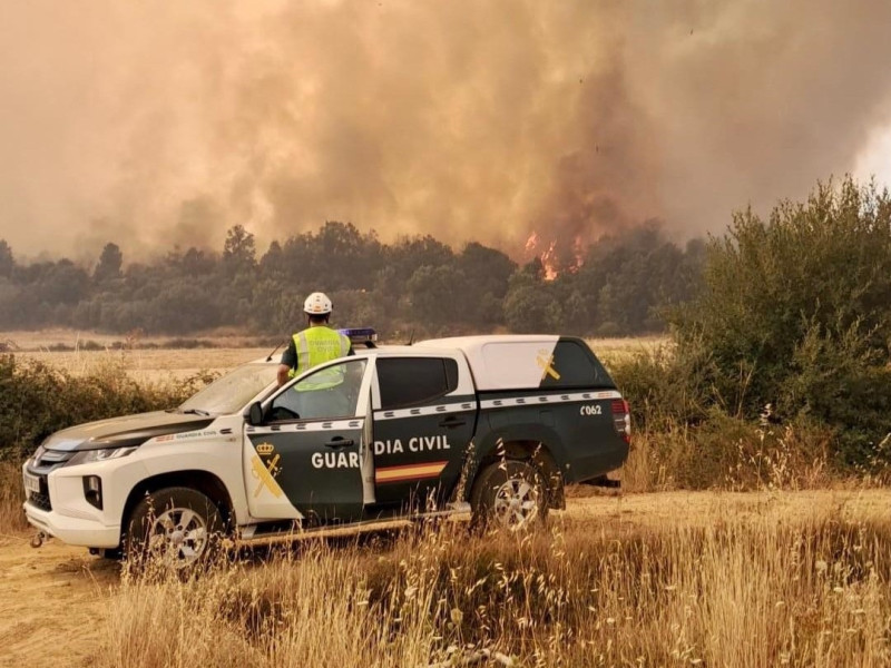 Un vehículo y un agente de la Guardia Civil en los incendios en Zamora