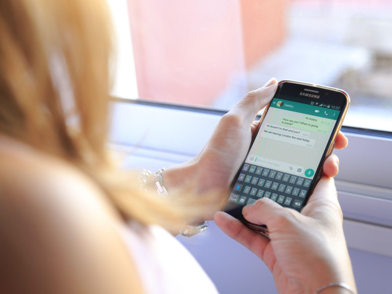 Una mujer chateando con su smartphone