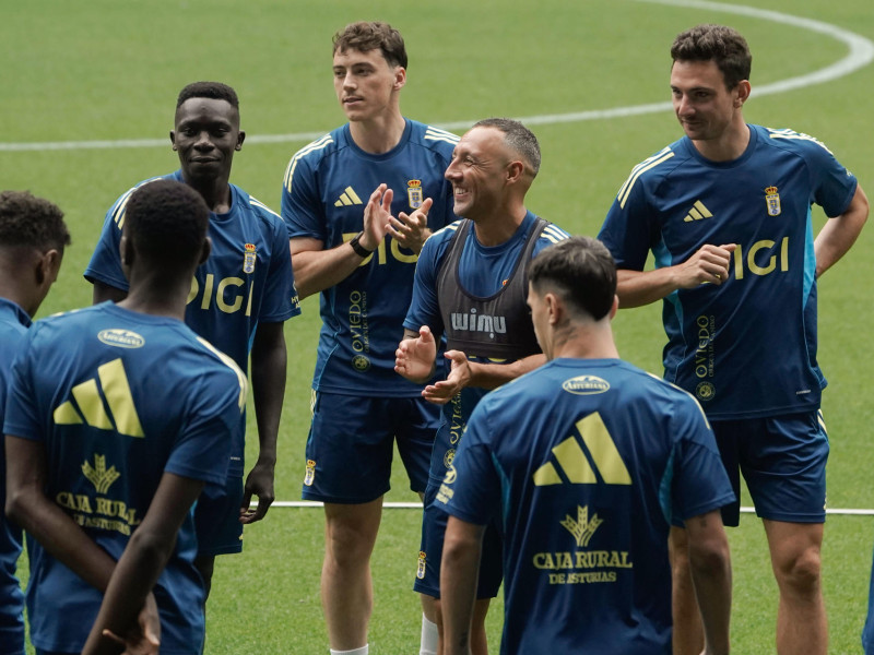 El centrocampista del Real Oviedo Santi Cazorla junto a sus compañeros este jueves, durante un entrenamiento previo al partido de mañana ante el Villarreal, en el estadio Carlos Tartiere de Oviedo. El Villarreal realizará un homenaje a su exjugador Santi Cazorla que regresará a La Liga y al estadio de La Cerámica este viernes en el encuentro de la primera jornada de la Liga entre el equipo castellonense y el Oviedo. EFE/Paco Paredes