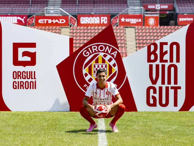 El central brasileño Vitor Reis, ha sido presentado este mediodía en el Estadio de Montilivi como nuevo jugador del Girona FC, cedido por el Manchester City.