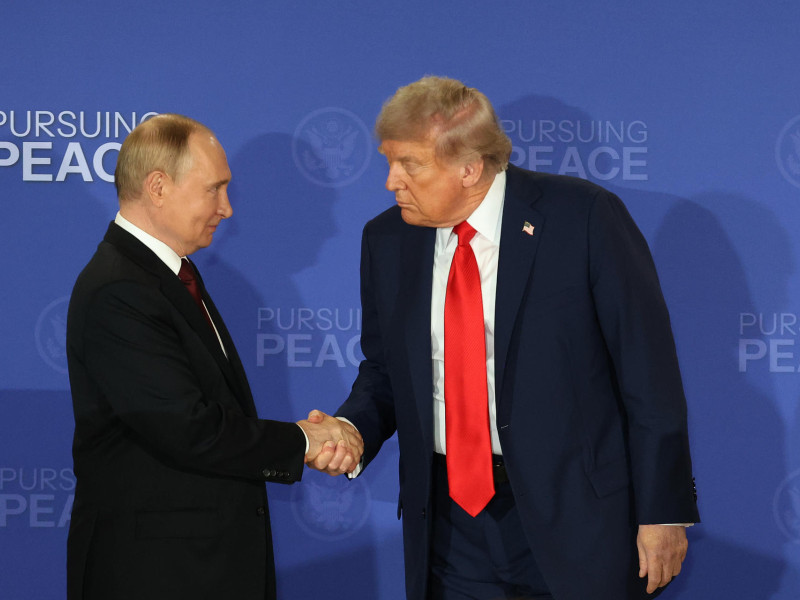 El presidente de Rusia, Vladimir Putin (i), y su homólogo de Estados Unidos, Donald Trump, se saludan al finalizar una declaración conjunta este viernes