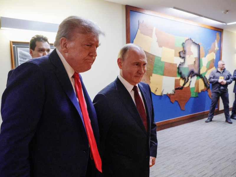El presidente ruso Vladímir Putin (d) junto al presidente de Estados Unidos, Donald Trump (i), en su reunión en Alaska
