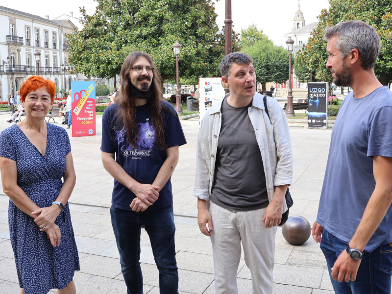 El artista Iván Mouronte, acompañado por responsables municipales del Concello de Lugo