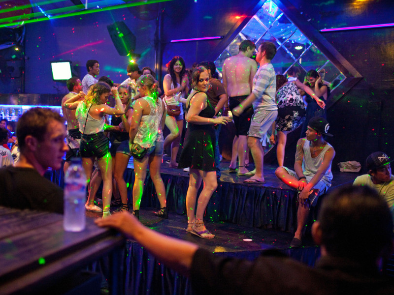 Imagen de una discoteca en plena noche