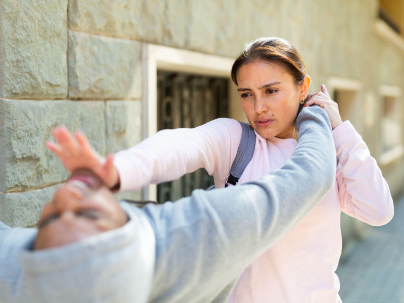 Mujer agarra a un agresor