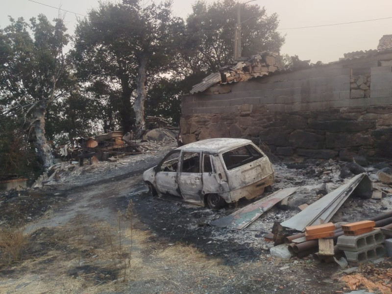 Coche quemado en A Caridade por el incendio de Orense