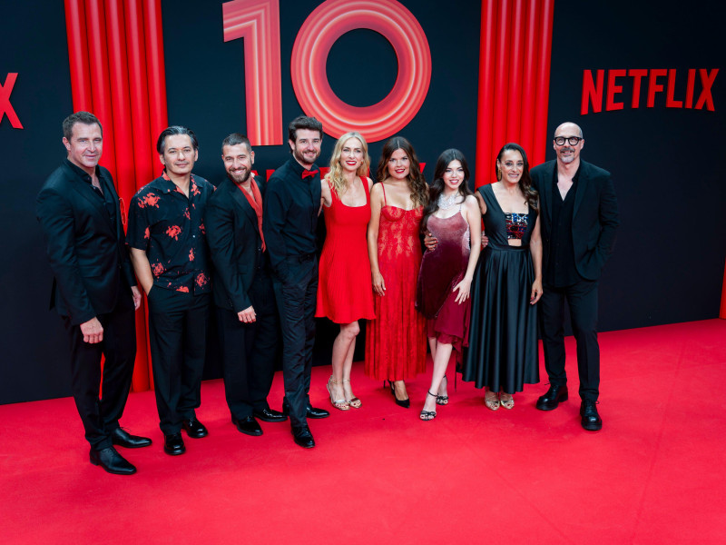 El elenco de Machos Alfa posando en la premier de su estreno