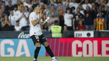 El centrocampista del Valencia Diego López celebra su gol durante el partido de la primera jornada de LaLiga entre Valencia CF y Real Sociedad, este sábado en el estadio de Mestalla, en Valencia.