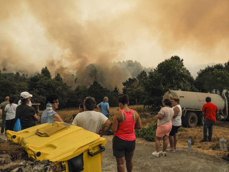 Vecinos con cisternas en el lugar de un incendio en Agolada, Pontevedra