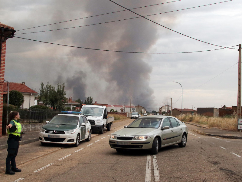 El avance de las llamas en la provincia de León del incendio iniciado en Molezuelas de la Carballeda (Zamora)