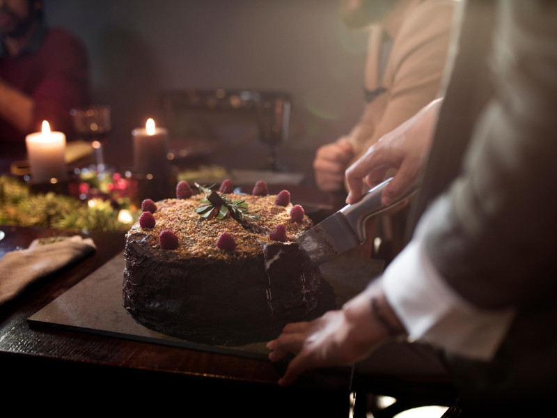 El camarero corta la tarta de celebración