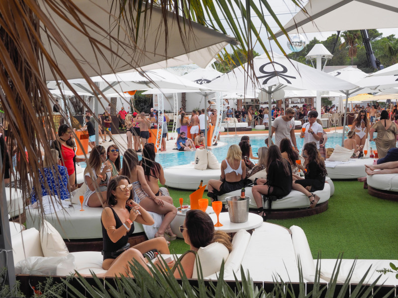 Fiesta en un local de playa de Ibiza