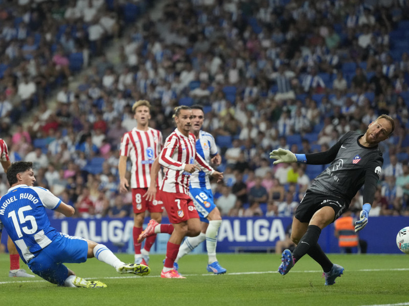 Miguel Ángel Rubio marca a la salida de una falta lateral el 1-1 del Espanyol contra el Atlético