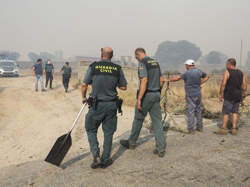 Guardias civiles y voluntarios trabajan en la extinción del incendio este viernes, en las proximidades de Cipérez, Salamanca