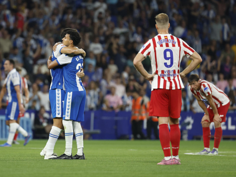 Los jugadores del Espanyol celebran la victoria tras el partido de la primera jornada de LaLiga que RCD Espanyol y Atlético de Madrid jugaron este domingo en el RCDE Stadium