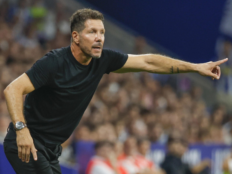 Diego Pablo Simeone da instrucciones a sus jugadores en el Espanyol - Atlético
