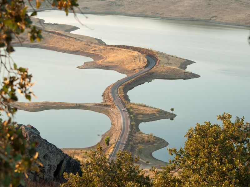 Carretera sobre el embalse de La Serena, Badajoz