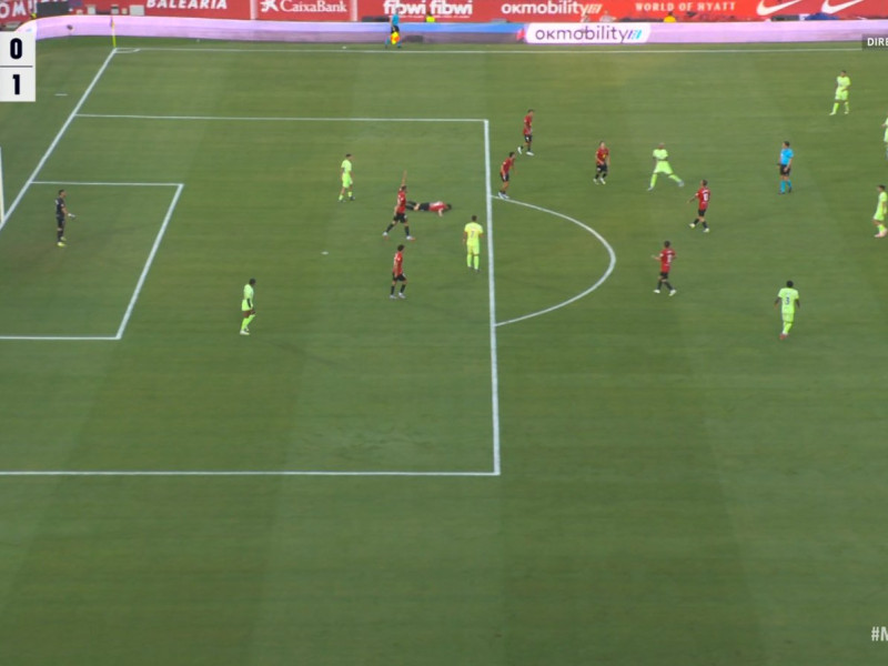 Captura del polémico gol, con Raíllo  tendido antes del tiro de Ferran