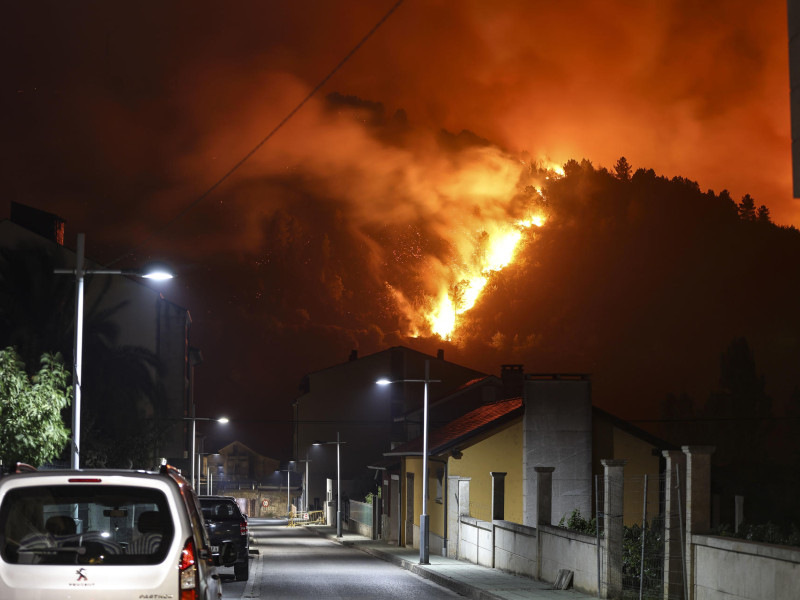 Vista de las llamas en Vilamartin de Valdeorras y O Barco de Valdeorras mientras continúa activo el incendio forestal de A Rúa (Ourense).