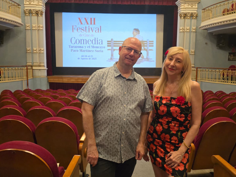 La cineasta Vicky Calavia y el director del festival, Raúl García Medrano.