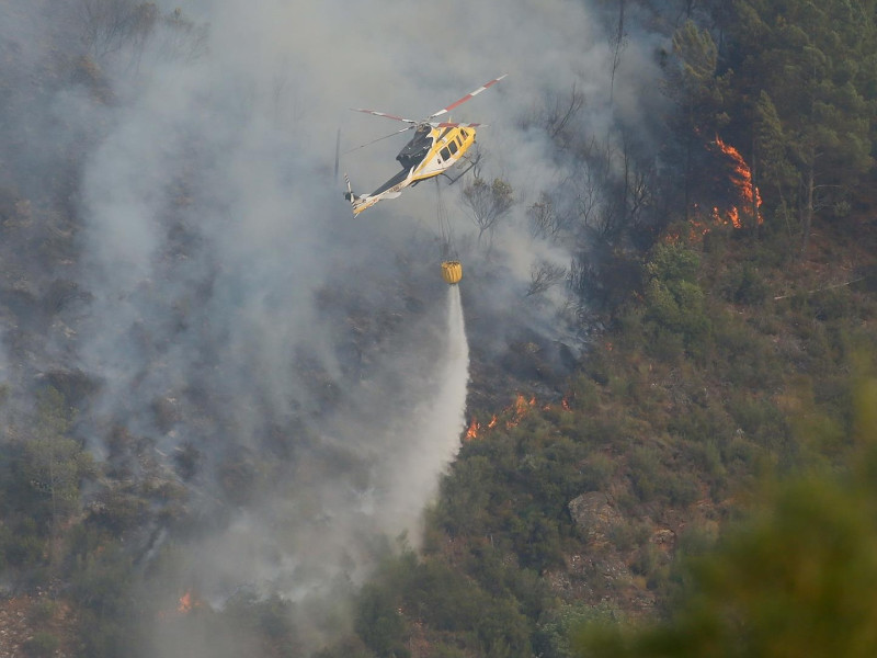 Los medios aéreos trabajan para apagar las llamas en los montes de Quiroga