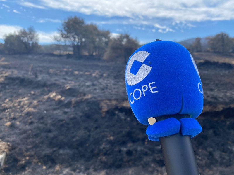 Micrófono de COPE en el terreno quemado entre Chandrexa de Queixa y Pobra de Trives (Ourense)