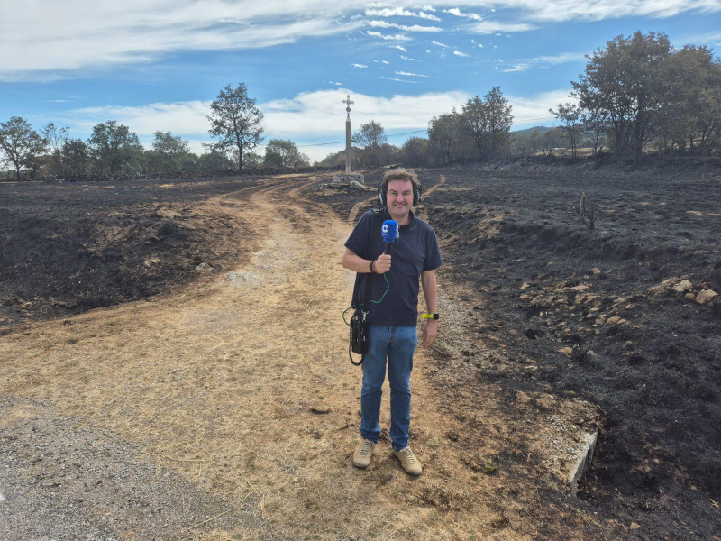 Juan Maceiras, en la zona arrasada por los incendios entre Chandrexa de Queixa y Pobra de Trives (Ourense)