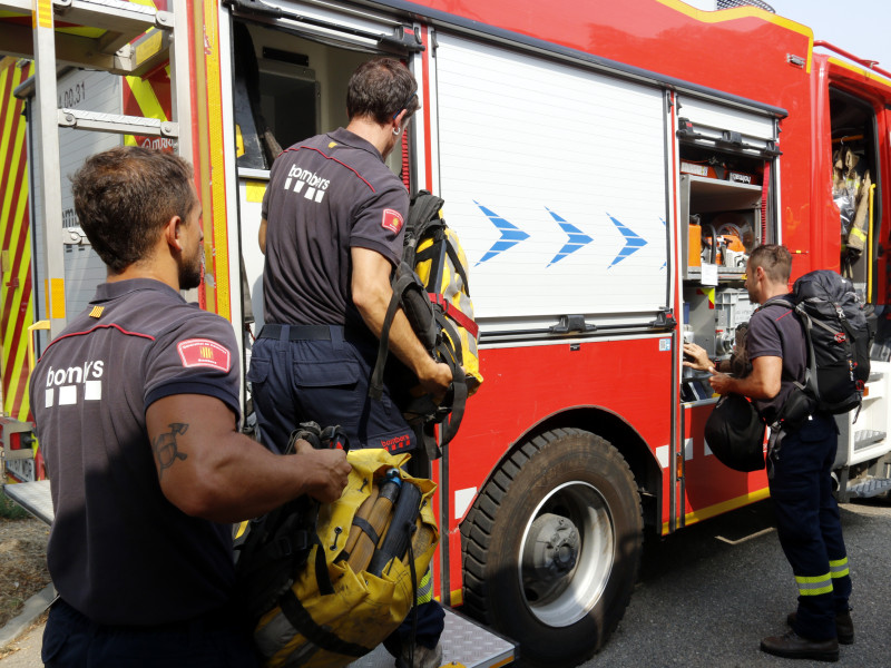 Los bomberos preparan los equipos que se llevarán para combatir el fuego