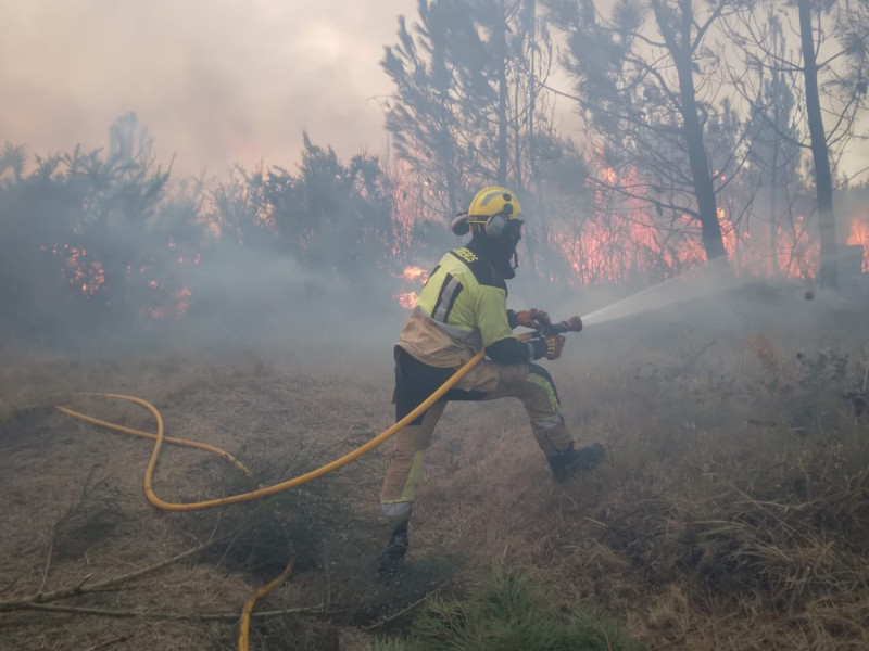 Bomberos del Consorcio Provincial Contraincendios de A Coruña ayudan en la extinción de incendios en Ourense