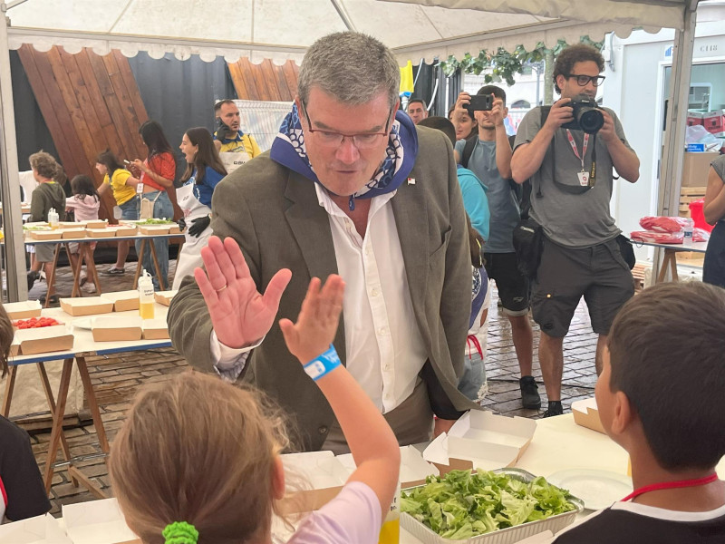 El alcalde de Bilbao, Juan Mari Aburto, ha visitado a los txikis en gastrotxiki