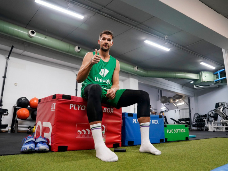 Imagen de Emir Sulejmanovic en las galerías del gimnasio de Unicaja.