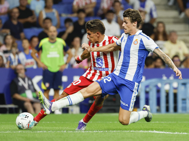 El centrocampista del Atlético de Madrid Giuliano Simeone lucha con Carlos Romero, del Espanyol, durante el partido de la primera jornada de LaLiga.