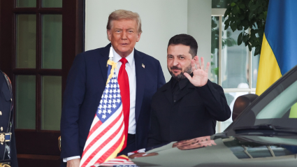 Trump y Zelenski momentos antes de celebrar la reunión de este lunes