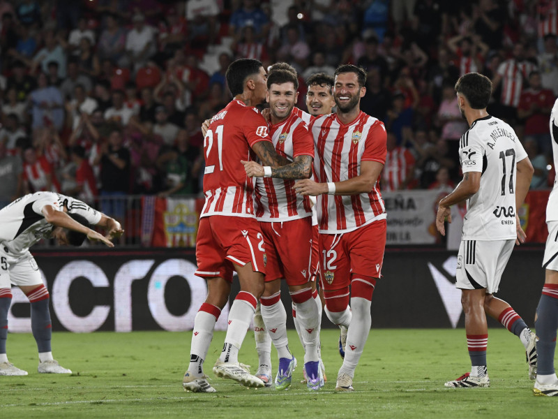 Los jugadores del Almería celebrando el gol
