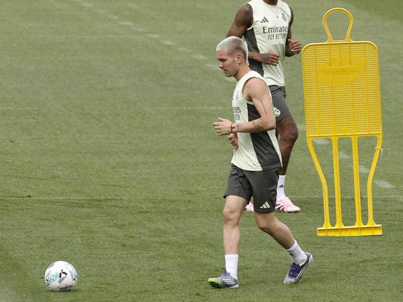 El jugador argentino del Real Madrid Franco Mastantuono, durante el entrenamiento del equipo este lunes en Valdebebas para preparar el estreno liguero del equipo blanco ante Osasuna, este martes