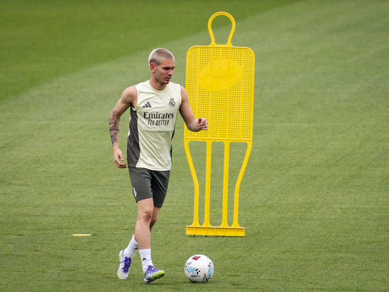 Franco Mastantuono, del Real Madrid, durante una sesión de entrenamiento previa al partido de LaLiga EA Sports contra Osasuna en la Ciudad Real Madrid.