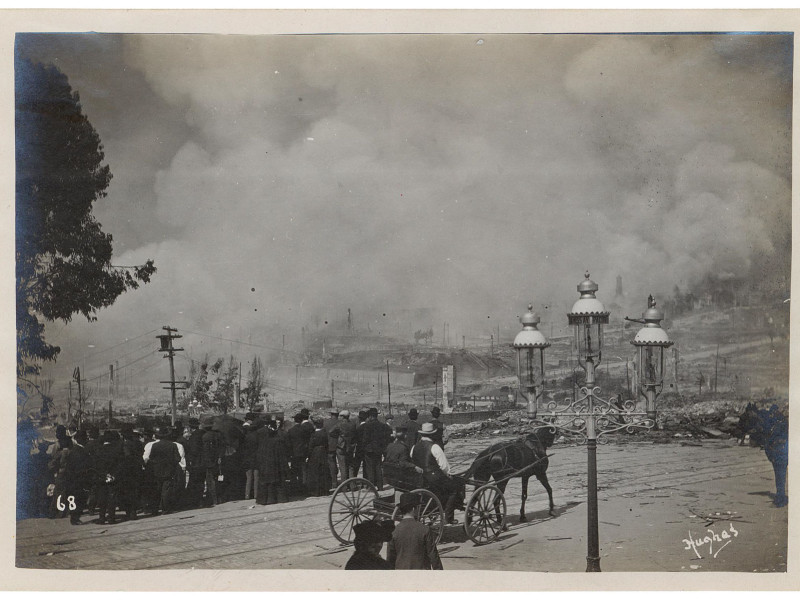 Esta fotografía histórica muestra un incendio parcialmente bajo control después del terremoto de San Francisco de 1906.
