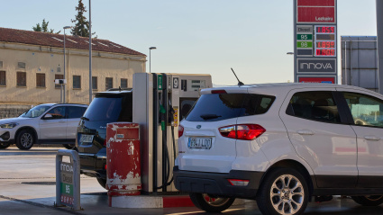 Personas recargando combustible ante el gran aumento de precios en una gasolinera de la compañía Avia