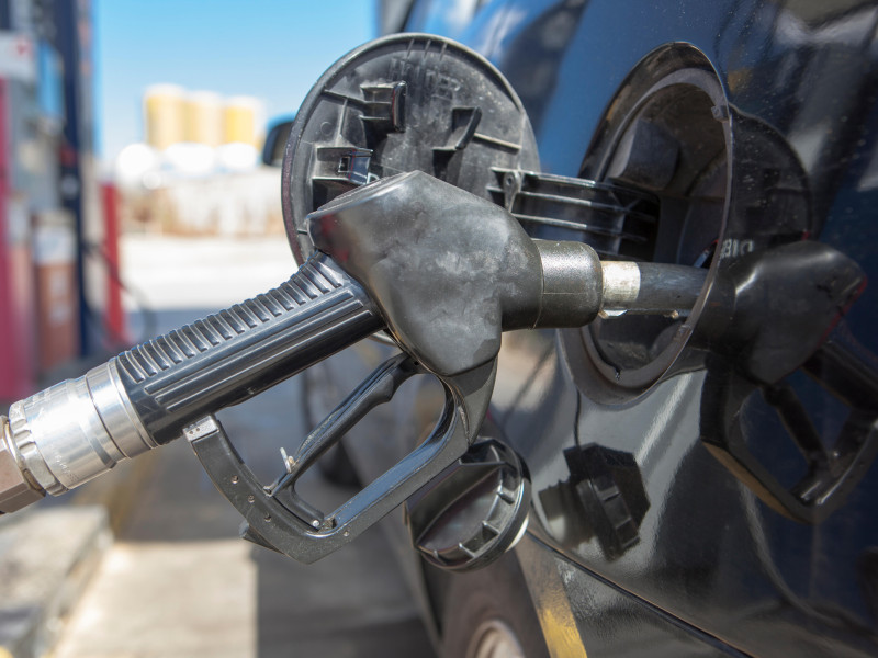 Repostaje de coche en una gasolinera