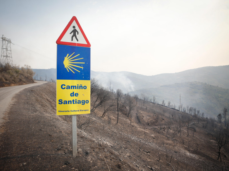 El incendio en el Concello ourensano de Larouco pasó el Río Sil en más de 15 puntos distintos y entró en Quiroga (Lugo)