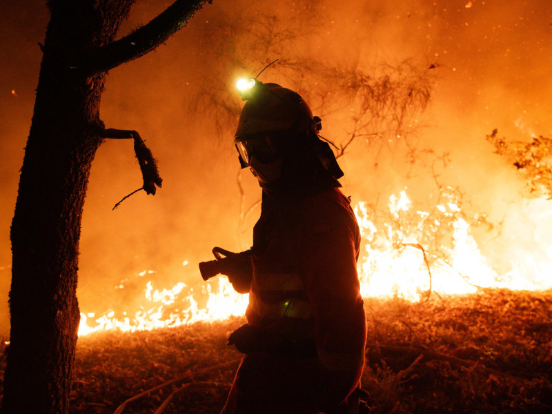 Lucha contra el fuego en el incendio que calcina Oimbra (Ourense)