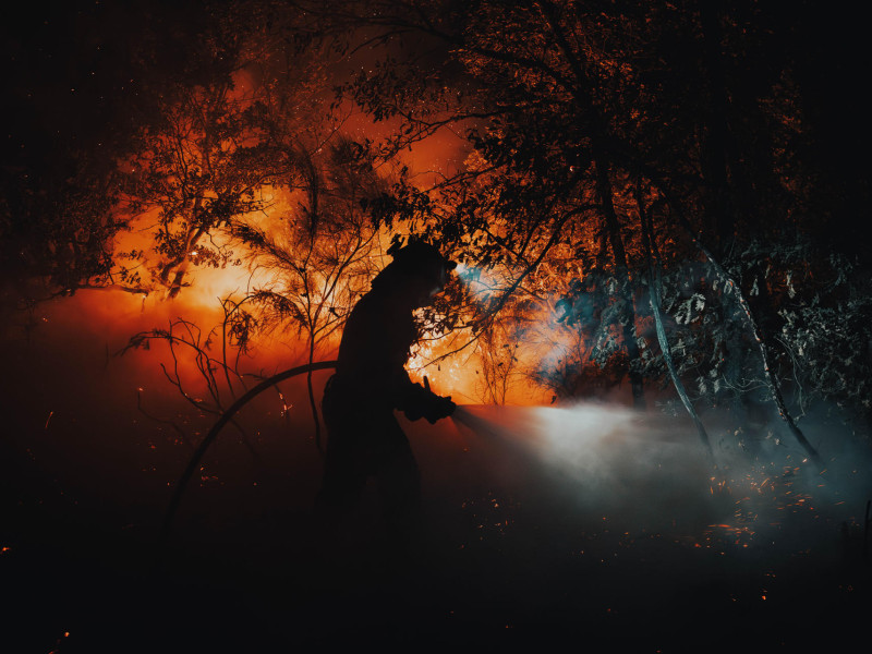 Lucha contra el fuego en el incendio que calcina Oimbra (Ourense)